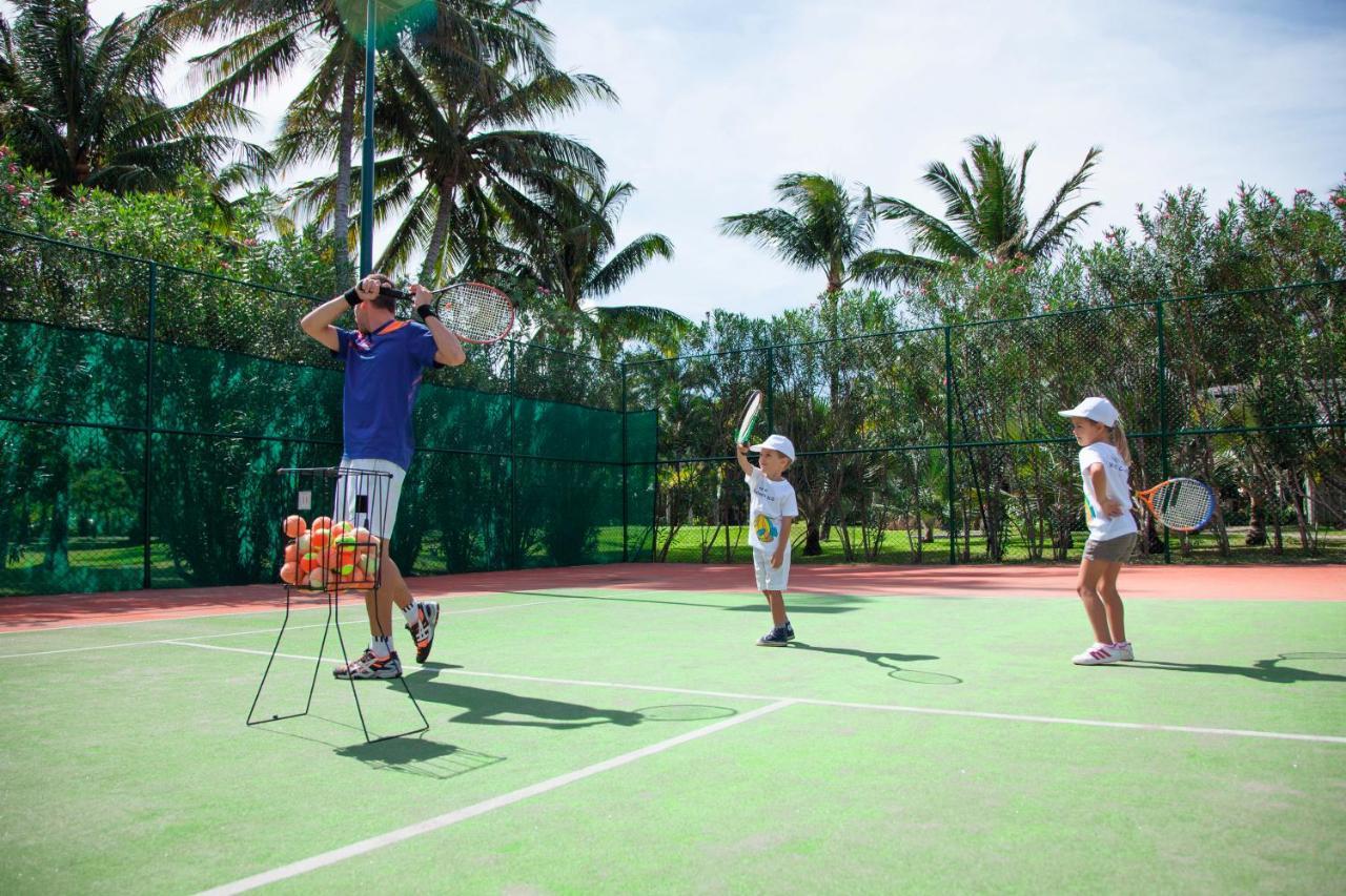 คอนสแตนซ์ ปริ้นซ์ โมริซ Hotel ป๊อสเตอ เด ฟลัคว์ ภายนอก รูปภาพ Tennis at the InterContinental Resort Bali