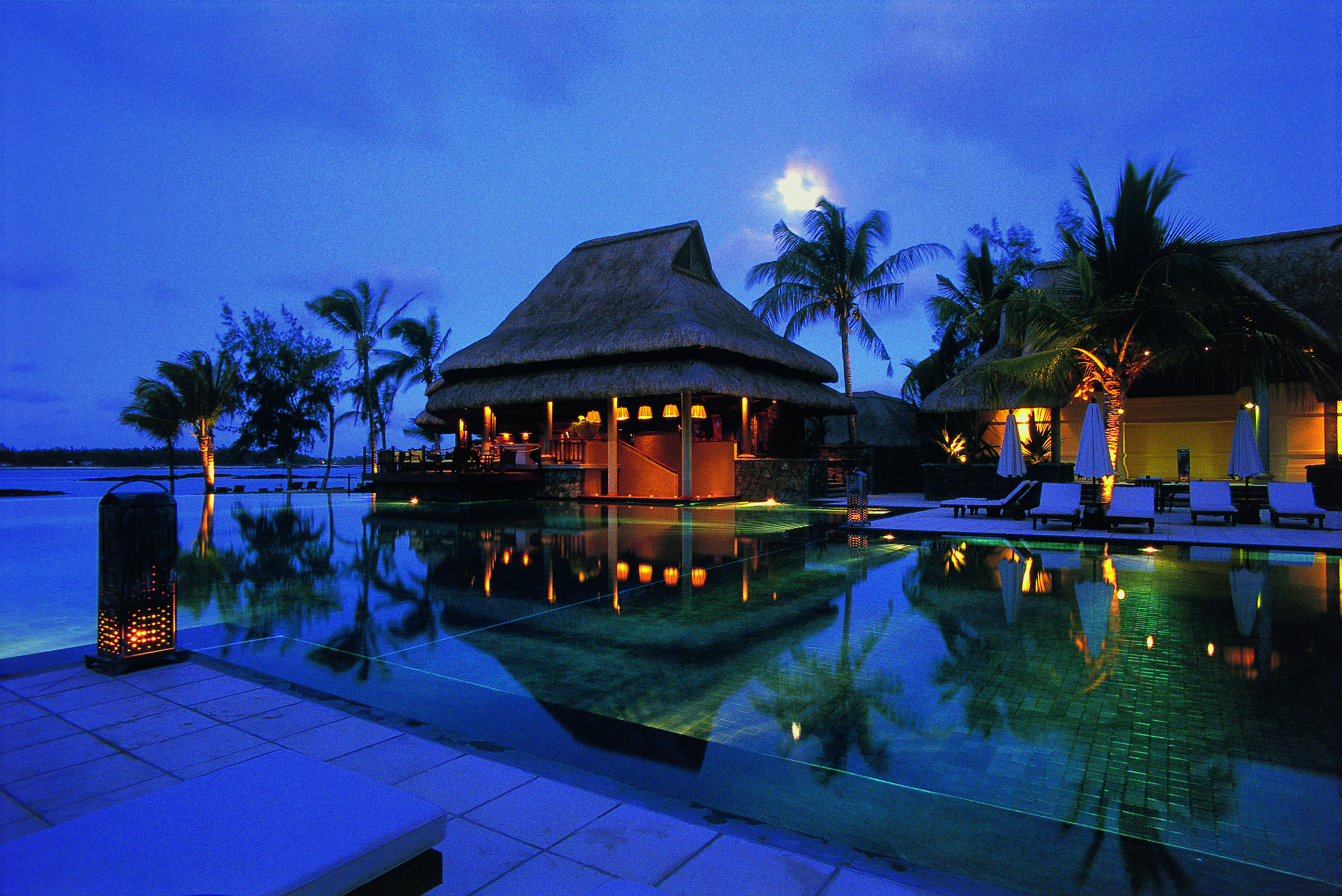 คอนสแตนซ์ ปริ้นซ์ โมริซ Hotel ป๊อสเตอ เด ฟลัคว์ ภายนอก รูปภาพ The resort at night