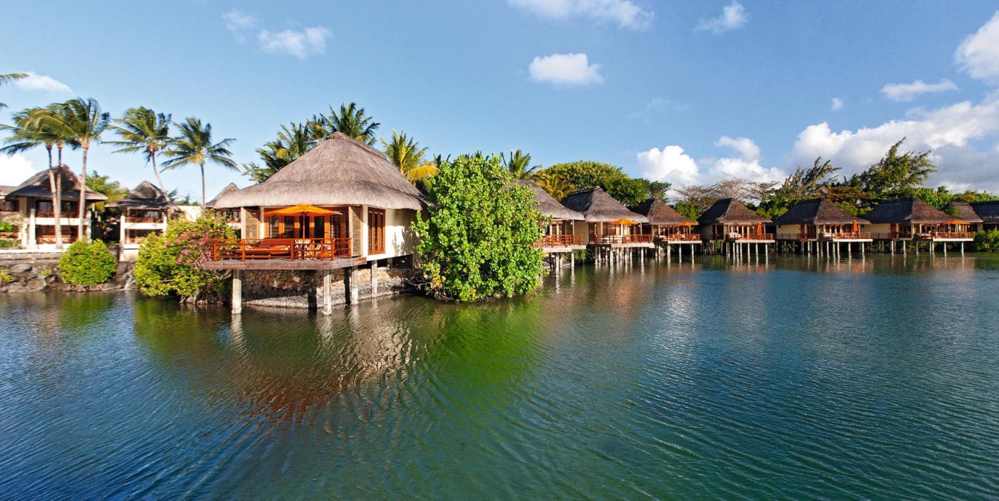 คอนสแตนซ์ ปริ้นซ์ โมริซ Hotel ป๊อสเตอ เด ฟลัคว์ ภายนอก รูปภาพ Overwater bungalows at the resort