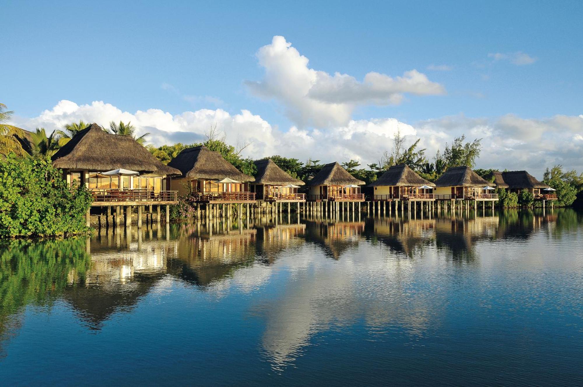 คอนสแตนซ์ ปริ้นซ์ โมริซ Hotel ป๊อสเตอ เด ฟลัคว์ ภายนอก รูปภาพ Overwater bungalows at the resort